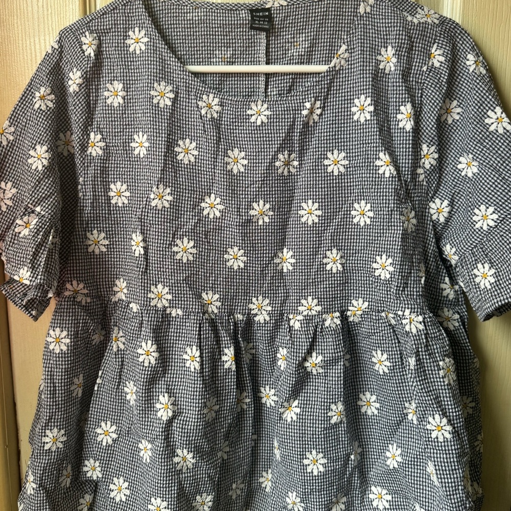 SHEIN blouse with daisies